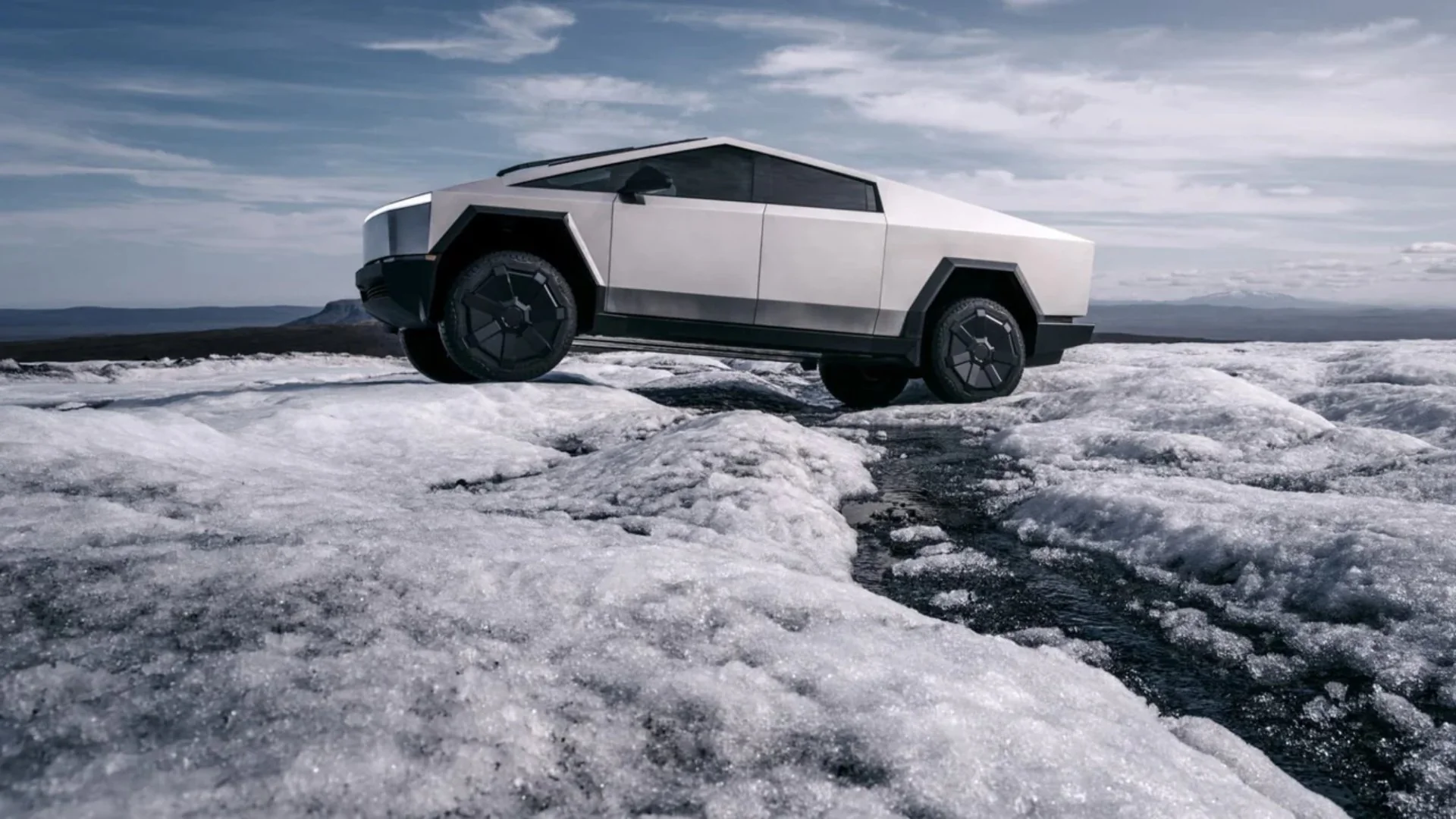 Tesla a imaginé le Cybertruck, une voiture ultra-résistante conçue pour l'aventure