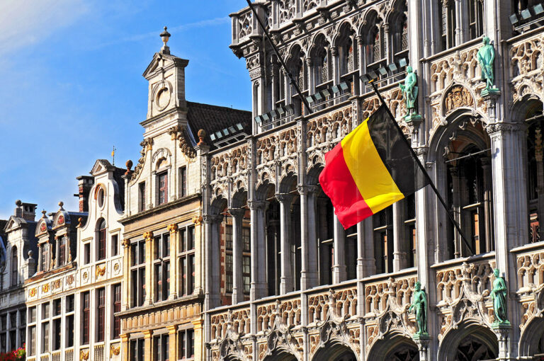 photo ville belge avec drapeau belgique 9108