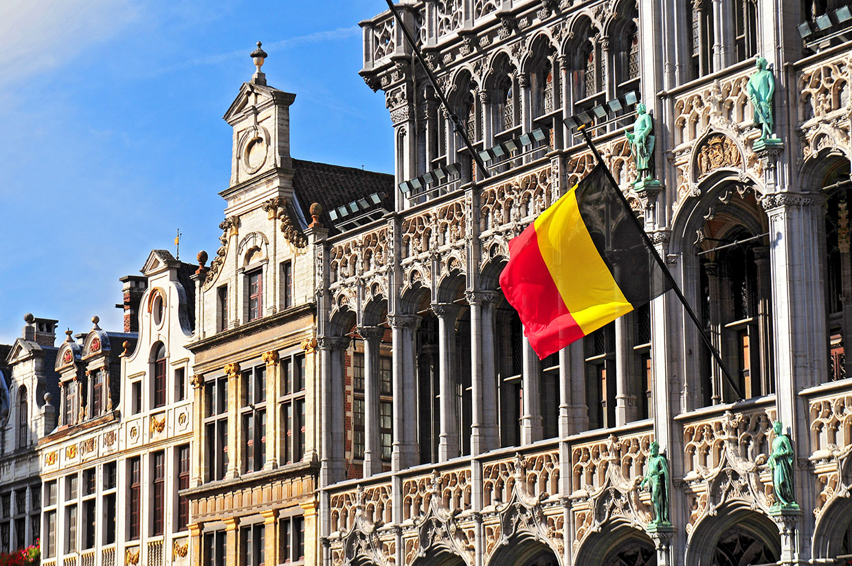 Notre top 10 des lieux pour organiser un séminaire en Belgique photo ville belge avec drapeau belgique 9108