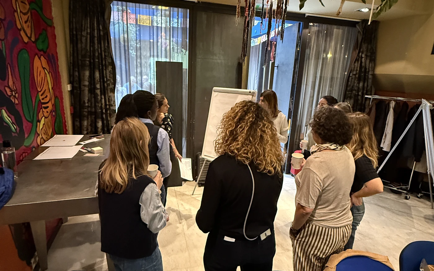 Un groupe de participants au travail autour d'un paperboard pendant un séminaire