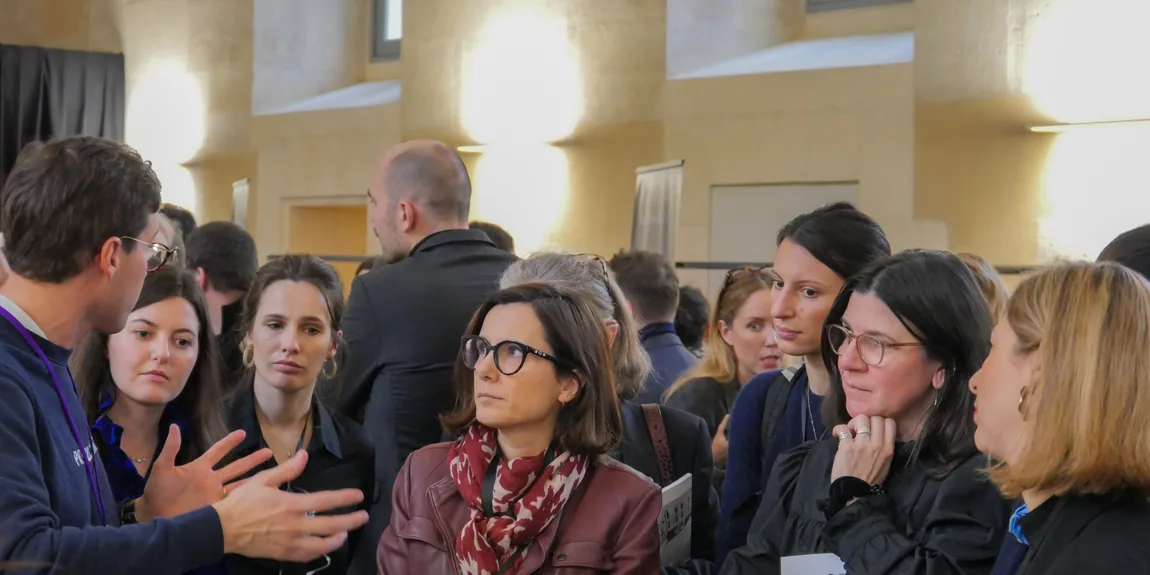 Un intervenant explique un point à un petit groupe attentif, lors du Kering Innovation Day 2026