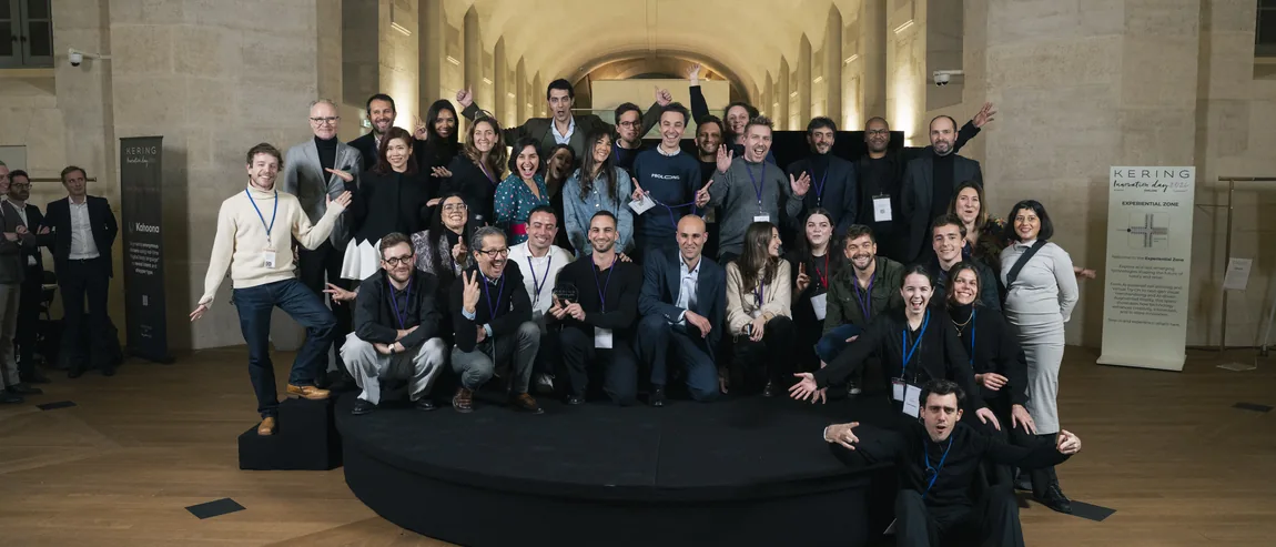 Photo de groupe des participants du Kering Innovation Day 2026, sous les voûtes du lieu de l'événement