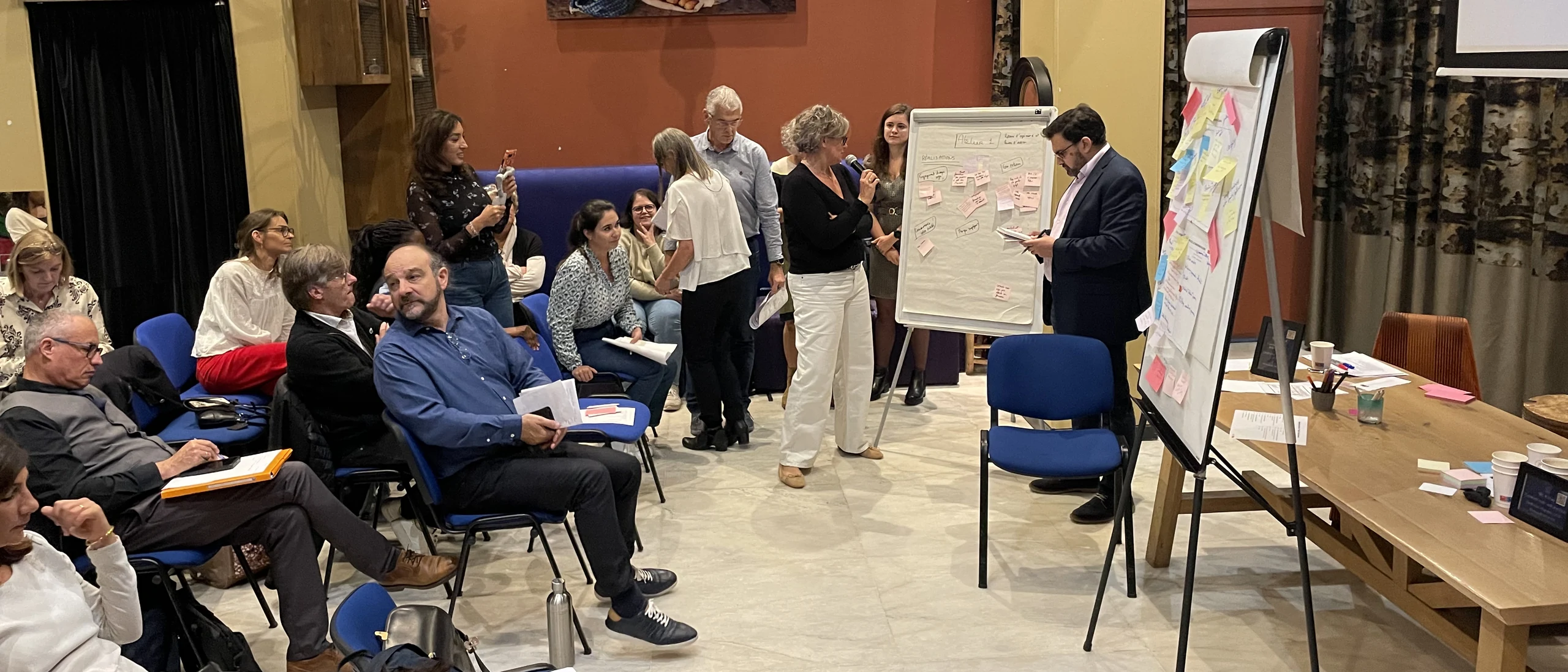 Séminaire animé par Future Agency : une séquence de travail au paperboard devant les participants