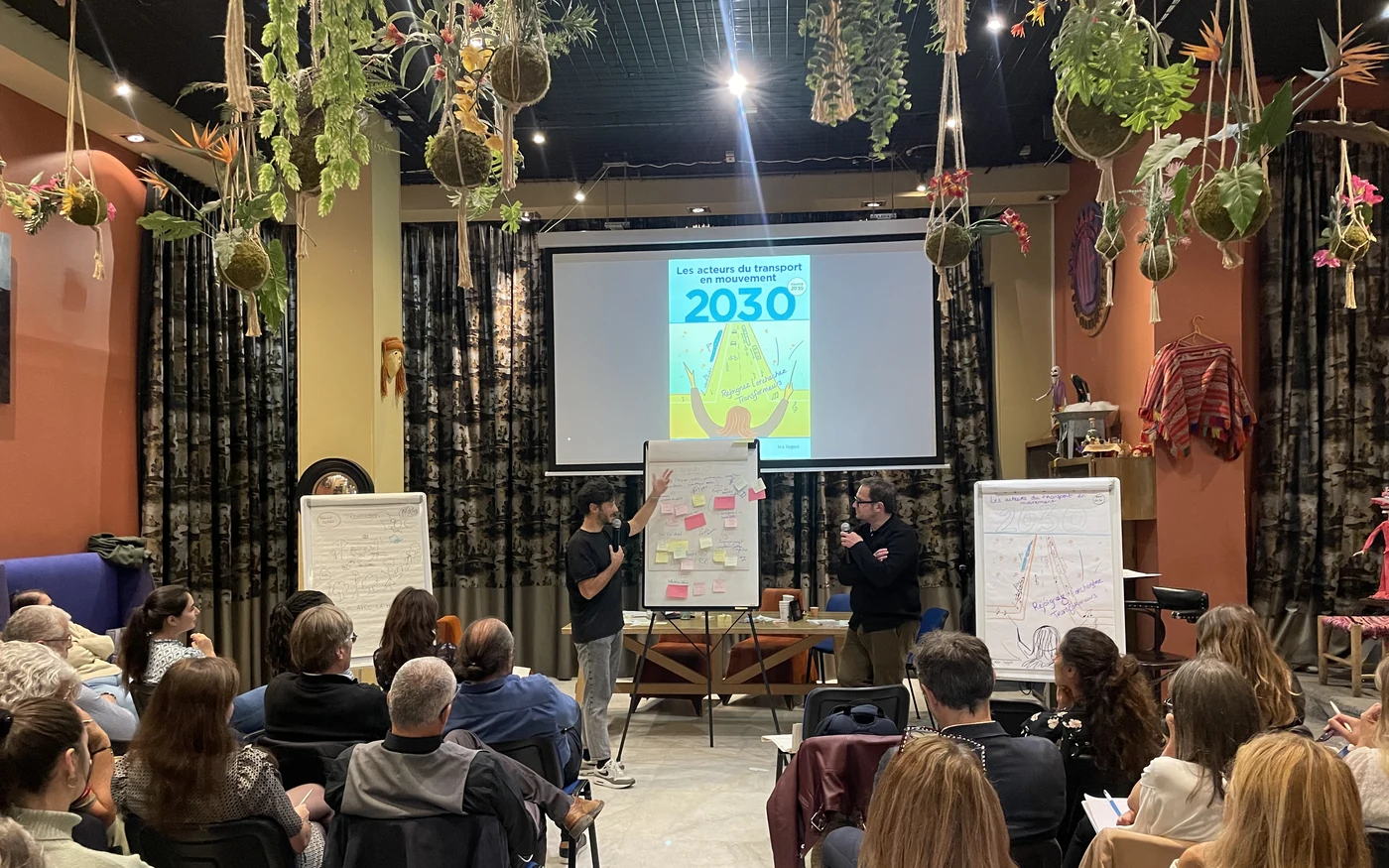 Plénière d'un séminaire animé par Future Agency, écran et paperboards